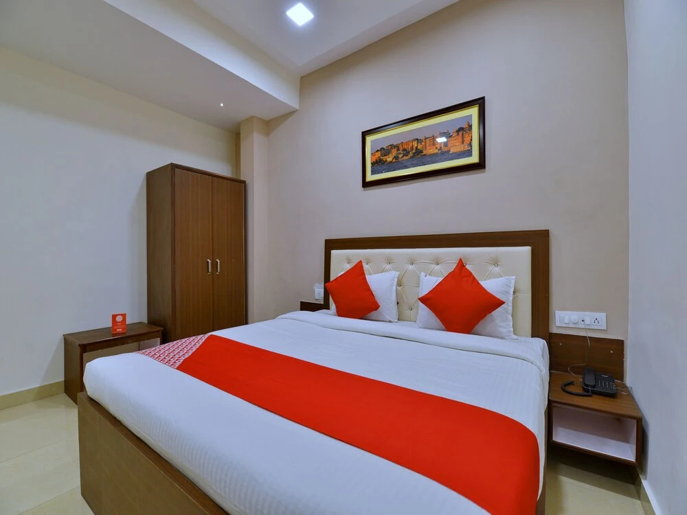 OYO 11523 Crown Club