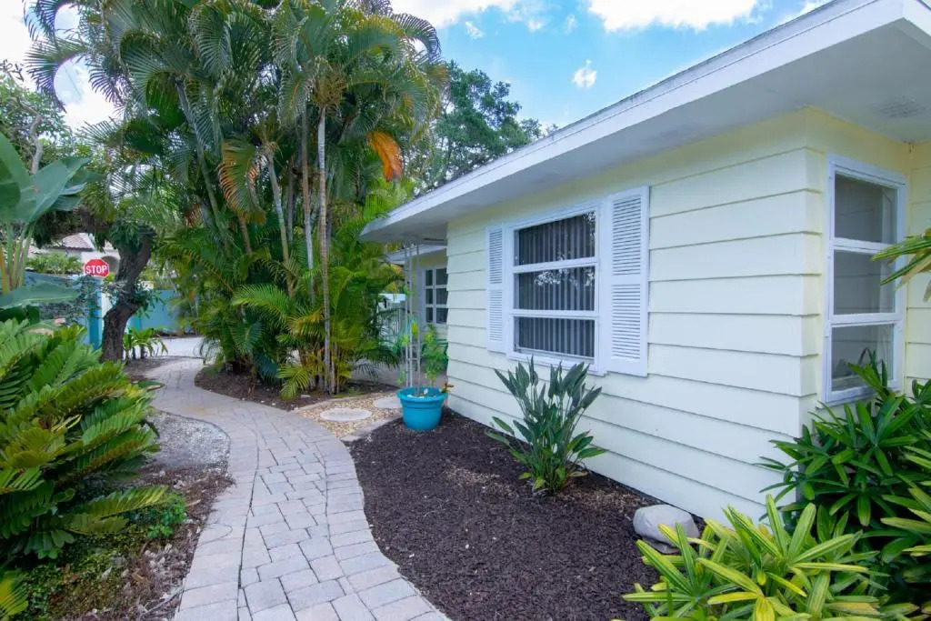 Cozy Tropical Bungalow Duplex with Heated Pool