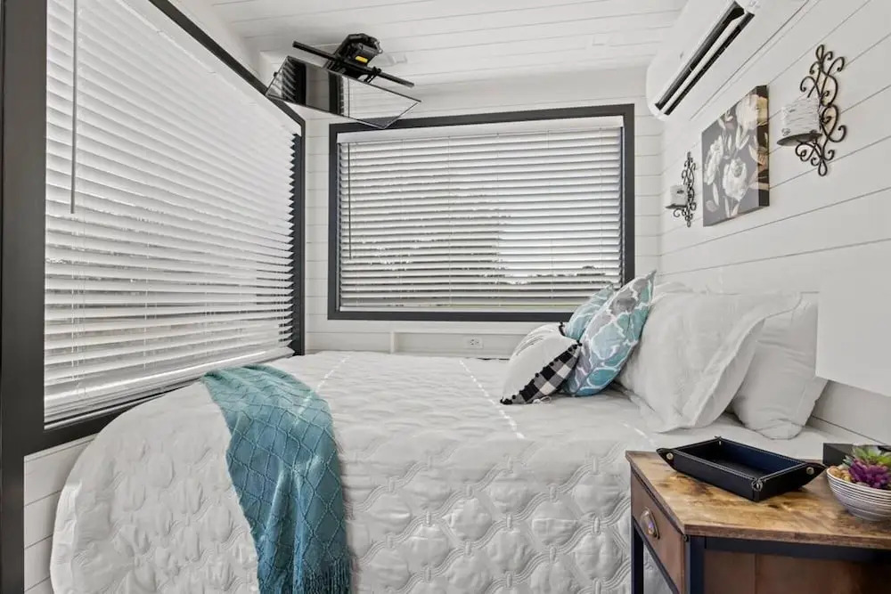 New Wilderness Hideout-cozy Container Home