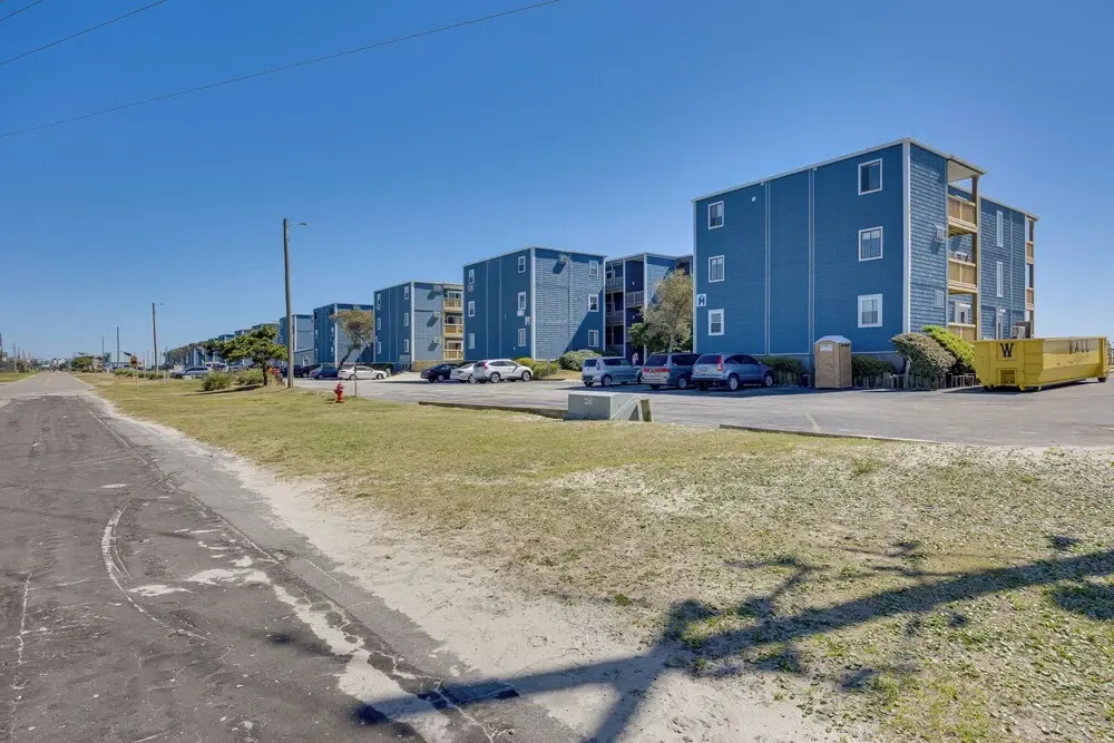 Walk to Ocean: North Topsail Beach Gem w/ Balcony!