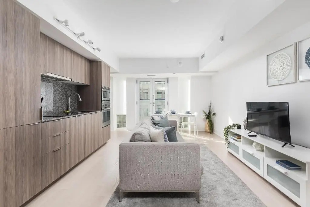 Upscale & Modern 1bd + Den in heart of Downtown!