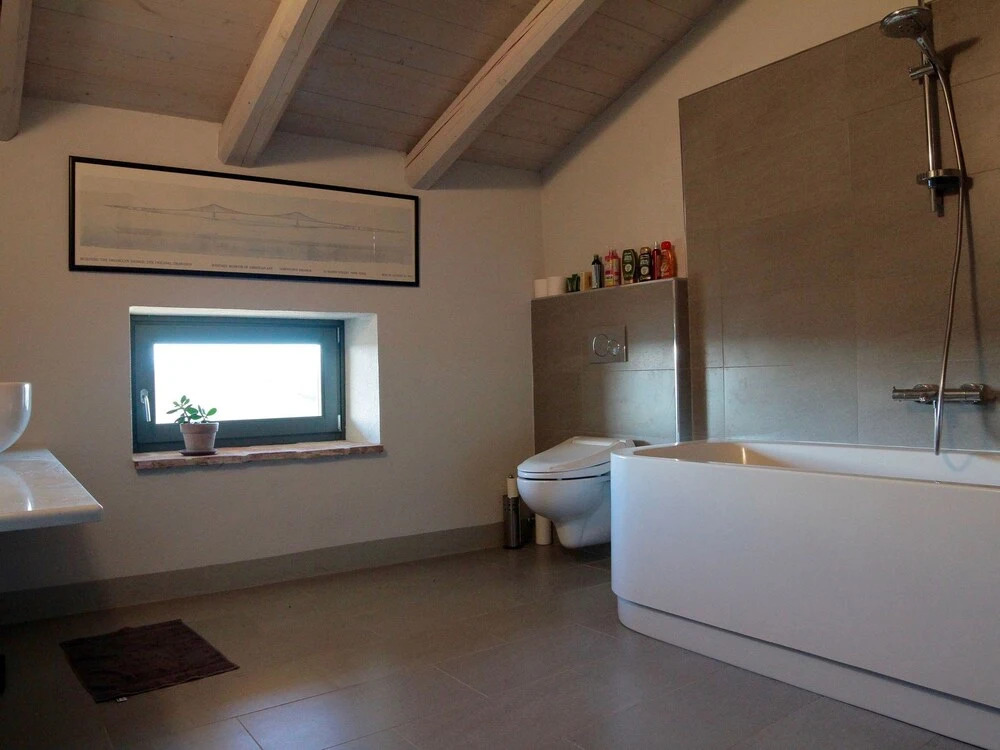 Detached villa with swimming pool, in the green hills and vineyards