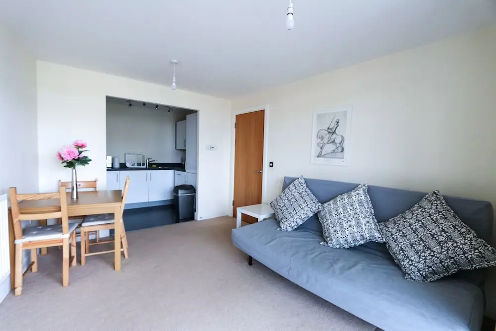 Mordern Top Floor Apartment with Free Parking