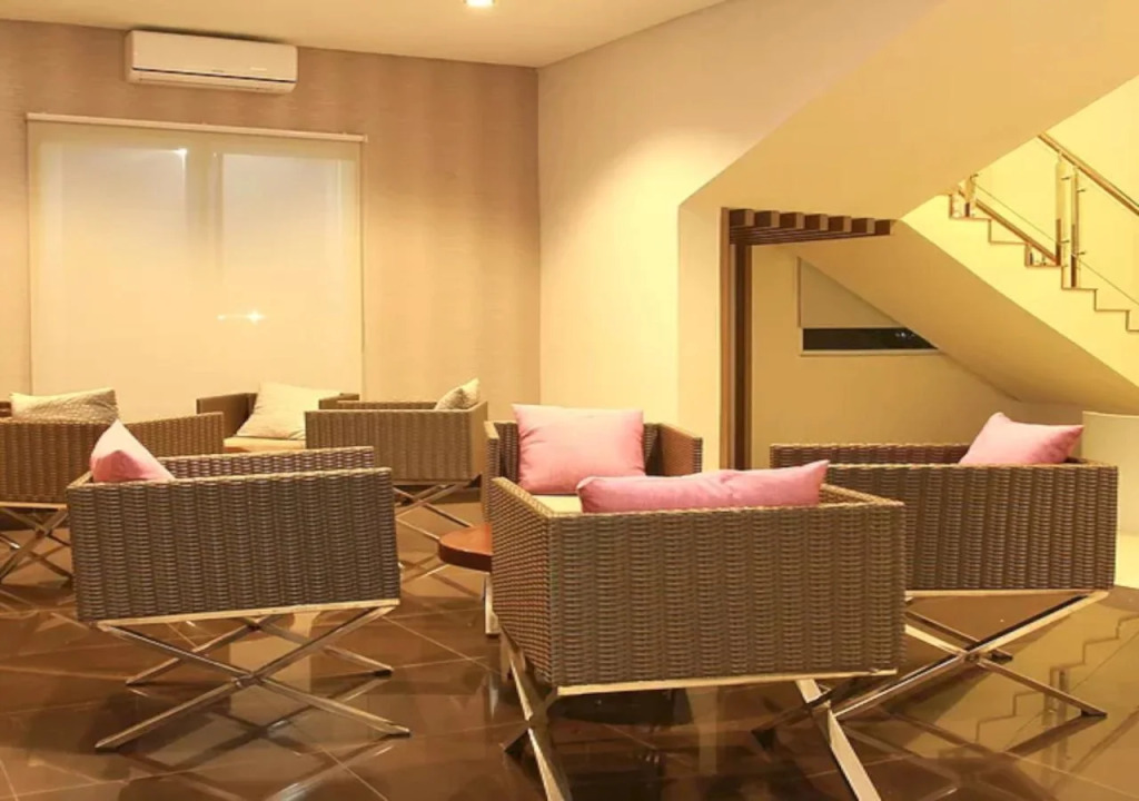 Smile Hotel by RedDoorz