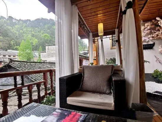 Fenghuang Shanjianxishui Courtyard Inn