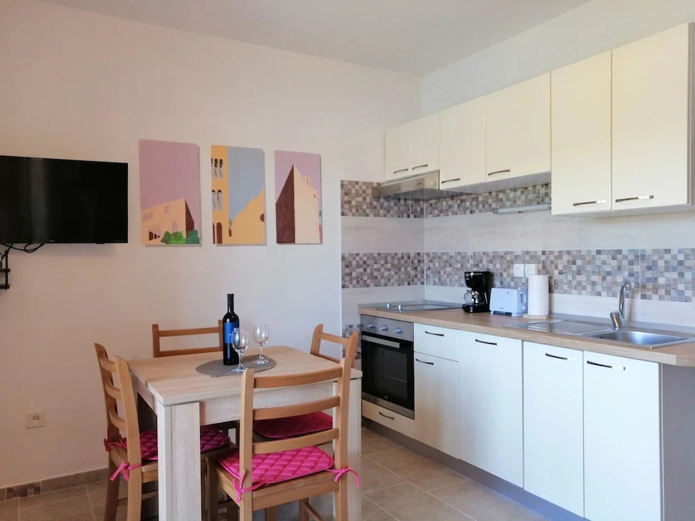 Apartments and Room Caric