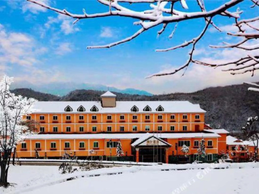 Xiling Snow Mountain Maple Leaf Hotel