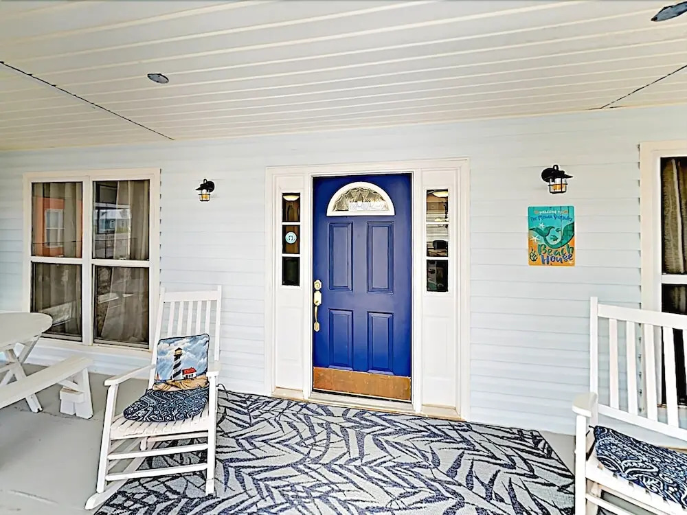 New Listing! Updated Coastal - Walk To Beach 4 Bedroom Home