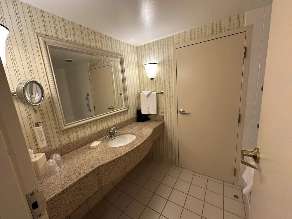 Arnot Grand Hotel & Suites