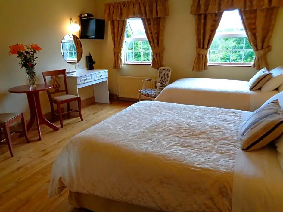 Redwood Country House & Apartments