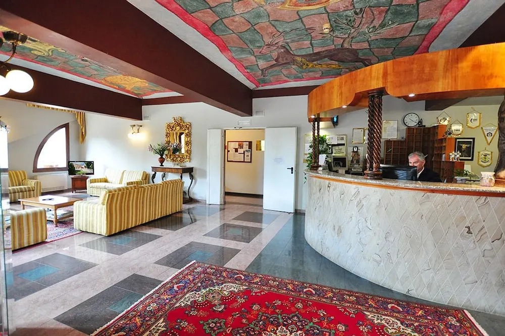 Leo Hotel