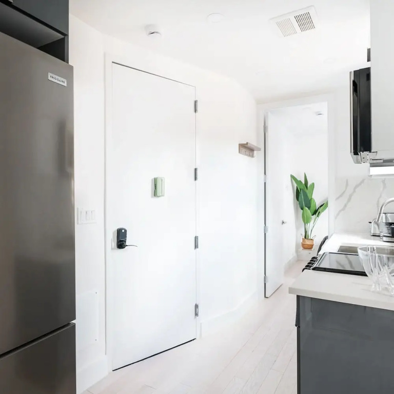 48-4fe 2BR Prime Midtown West