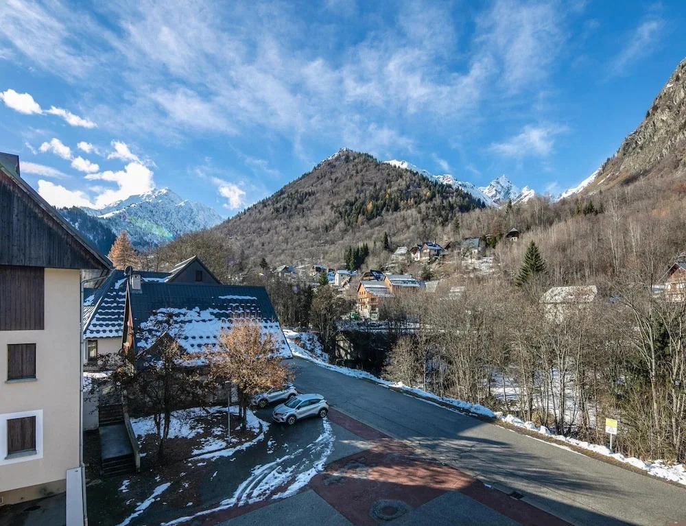 Mountain Lodging With Private Balcony