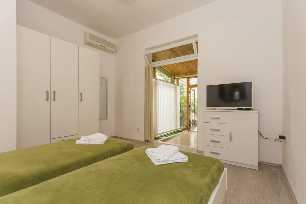 Comfortable Modern Studio With Shaded Patio