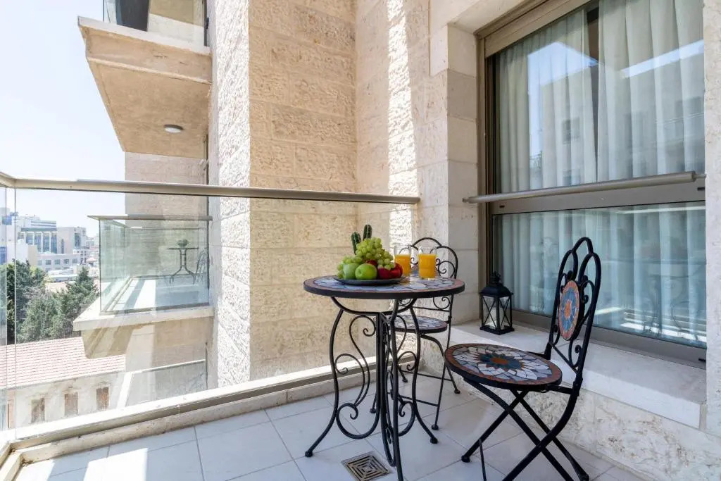 Luxury One-Bedroom Apartment/parking in city center
