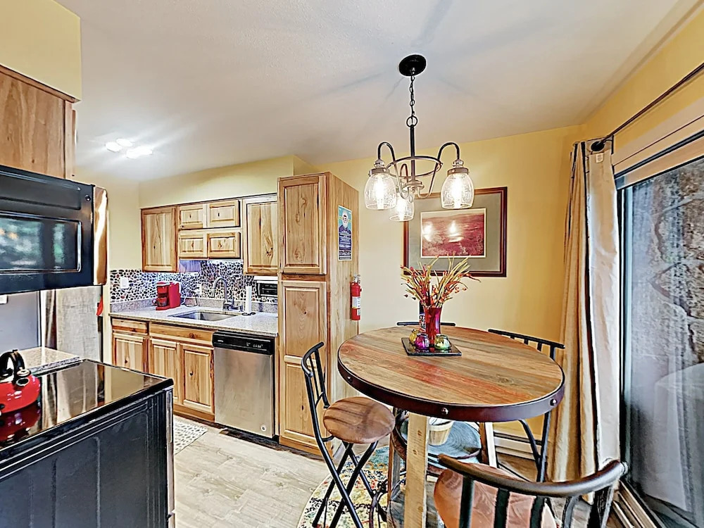 Warm Mountain-view : 8-minute Drive To Lifts 2 Bedroom Condo