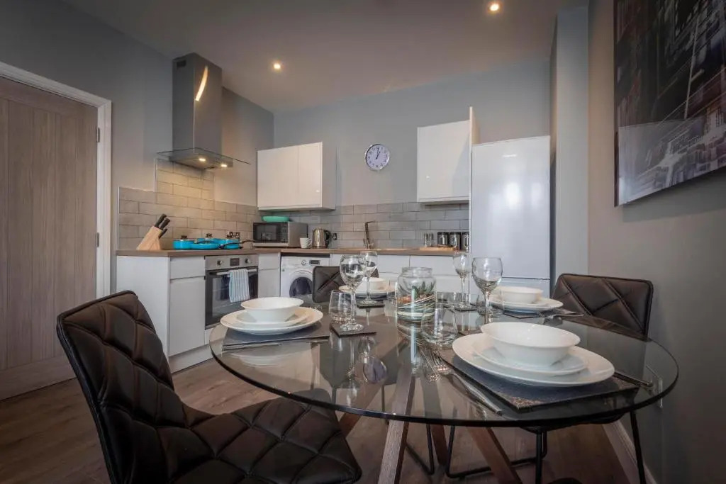 Gordon Moon Suites Bolton Centre Apartments