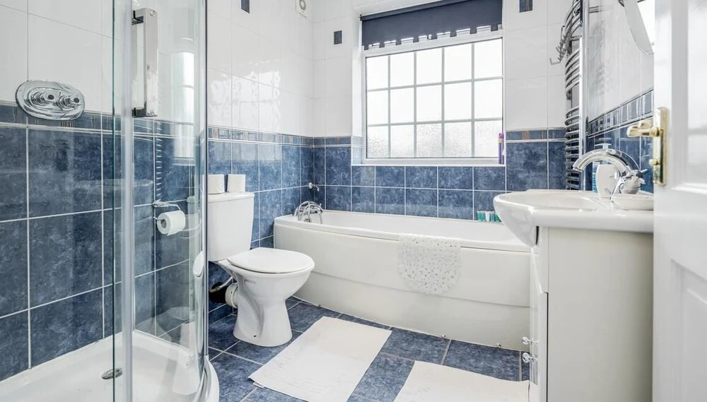 Impeccable 4-bed Apartment in Hornchurch