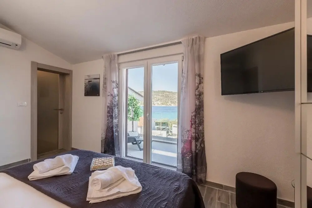 Goldie - 30 m From Beach - H