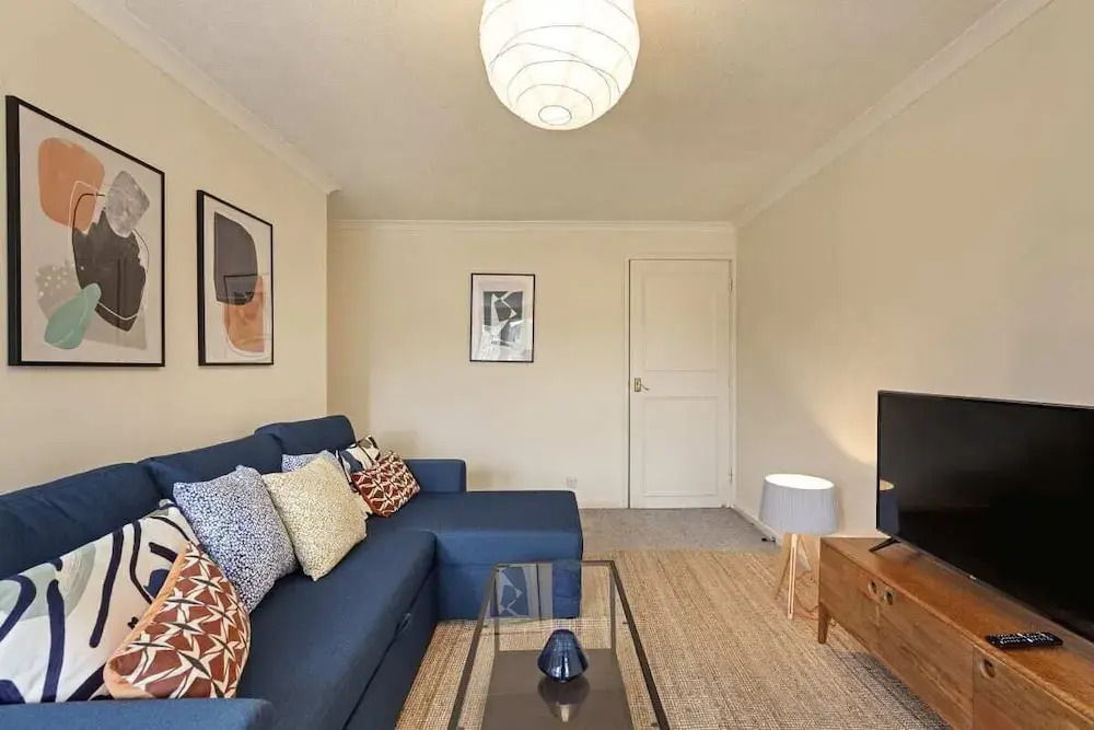 Comfy 6-sleeper Apt w/ Large Patio in W Kensington