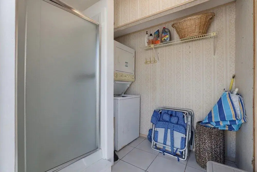 Ugly Tuna Down 1 Bedroom Cottage by RedAwning