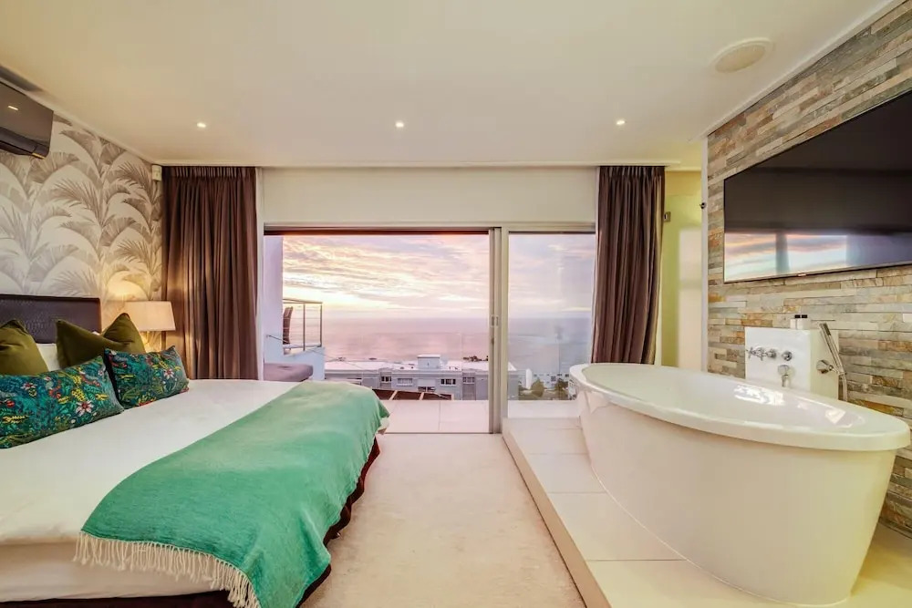 Stylish Holiday Apartment w Private Pool 180 Views Malibu