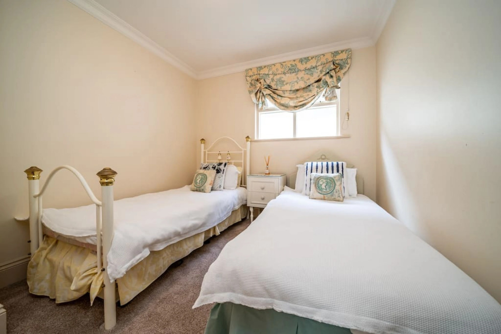 Glenelg Beach Stylish 2 Story Townhouse Sea View