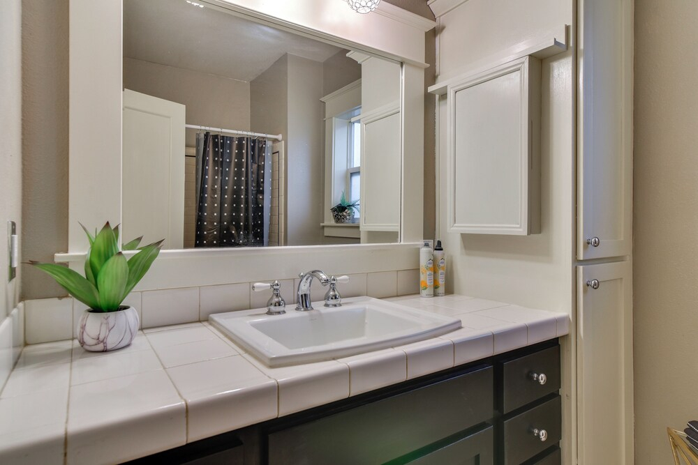 Main Street Retreat! Urban Cottage in Vancouver