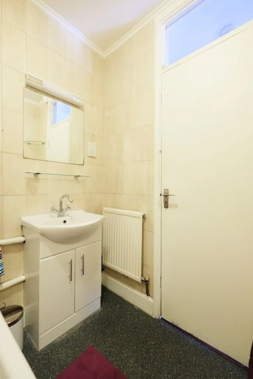 Bright and Spacious 2 Bed Apartment - Sleeps 4