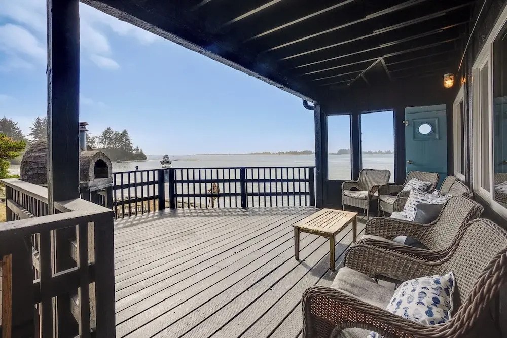 Waterfront Coos Bay Retreat w/ Kayaks!