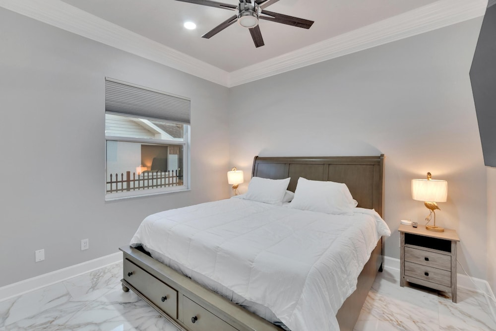 Luxurious Retreat at our Canal Front Pool Home 5BR