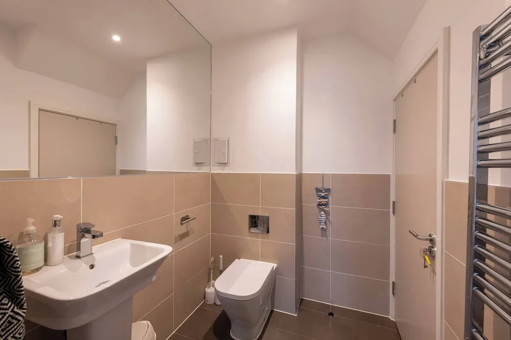 Stylish 3-bed Townhouse With 3 Baths in Southgate