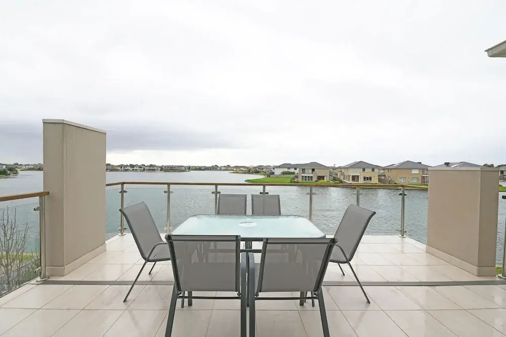 Luxury Waterfront SpaciousHouse Lakeview