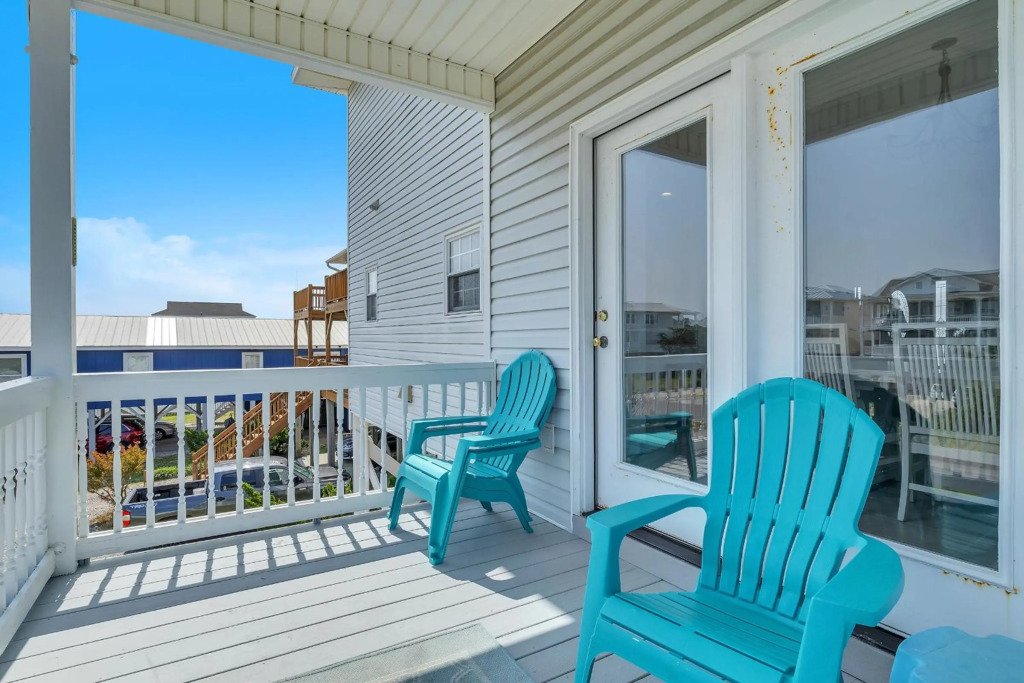 5 Buoys by Oak Island Accommodations