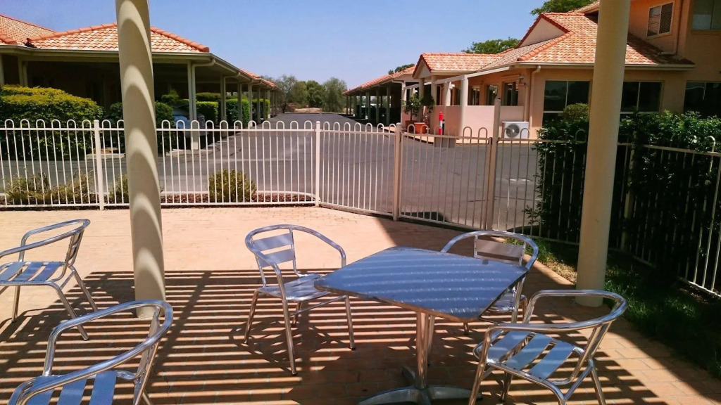 Country Roads Motor Inn