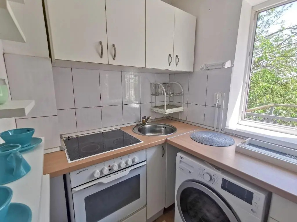 Charming Modern Apartment, Minutes from Downtown