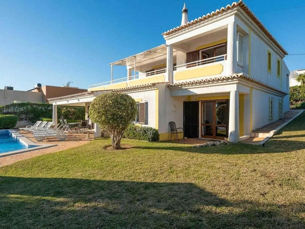 Cozy Villa in Albufeira With Swimming Pool