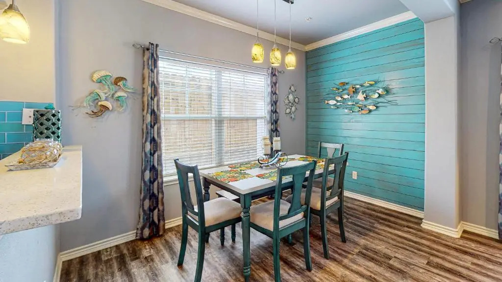 MC16 Multi-Level Condo, Shared Pool & Hot Tub, Close to Beach