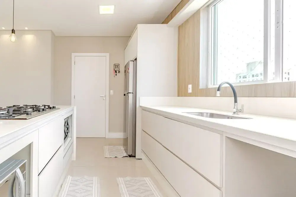 Apartamento no Centro com 3 su tes a 400m da Praia