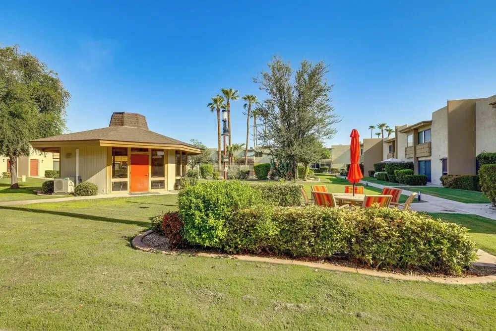 Unwind Poolside, Walk to Old Town! Scottsdale Unit