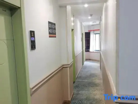 Super 8 Hotel (Hefei Emerald Lake University Town)