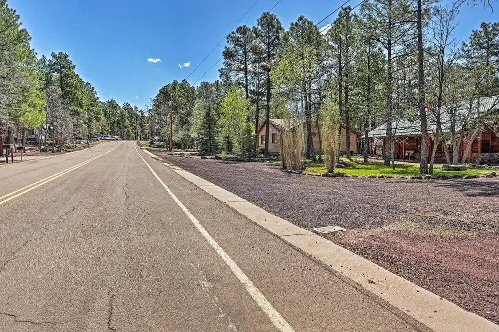 2 Decks & Game Room: Expansive Family Cabin
