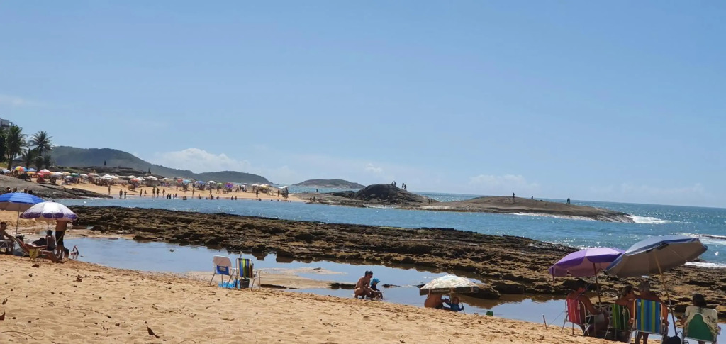 Apt com dois quartos, novo, centro de Guarapari! Varanda gourmet com vista mar, churrasqueira, Smart TV, Wi-Fi 200 MB, Lavadora de roupas e Garagem privativa