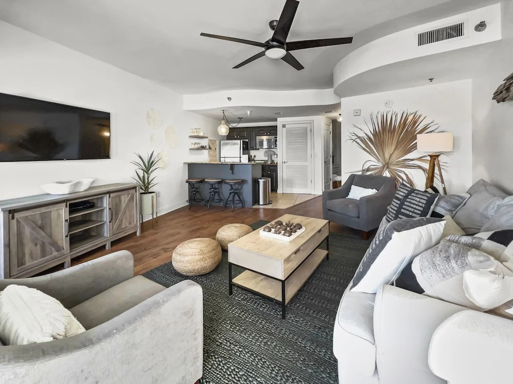 Sea La Vie 1 Bedroom Condo by RedAwning