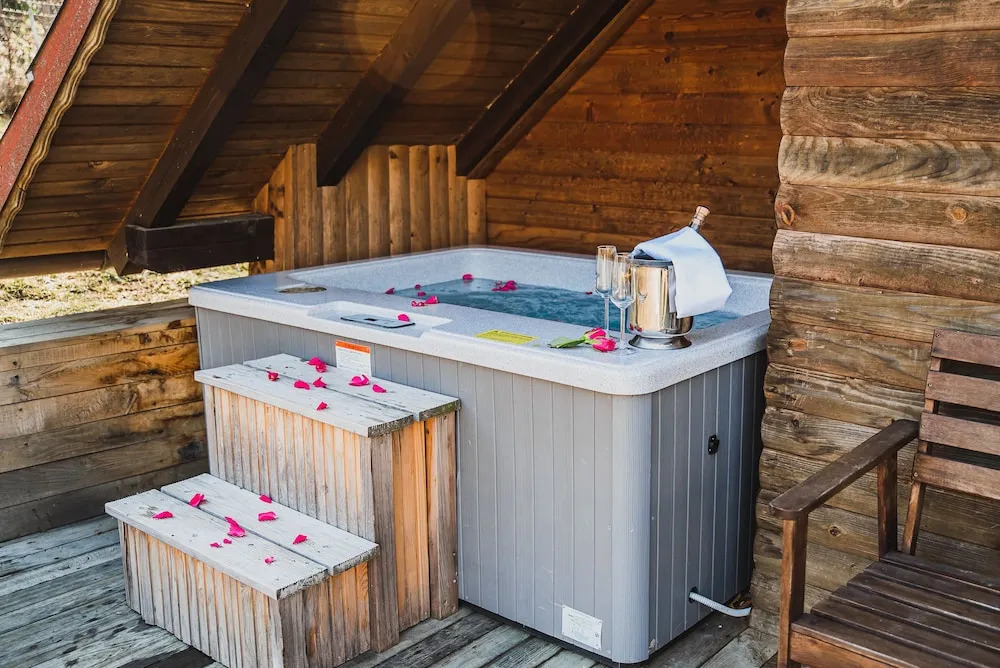 Wooden Cabin Zurej with Hot Tub