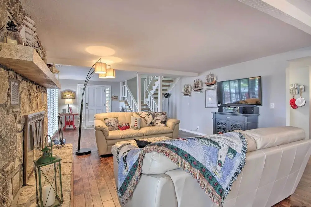 Hot Tub, Dock! Waterfront Lake Ozark Home!