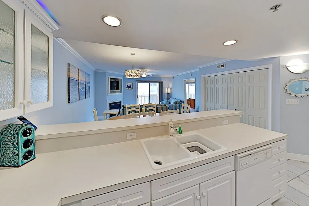 Bayside W/ Pool - Walk To Beach & Dining 2 Bedroom Condo