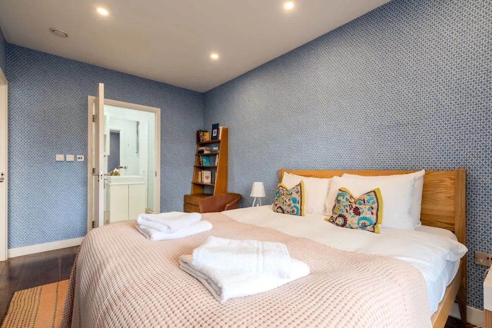 Beautiful Canal-side Flat in Hackney