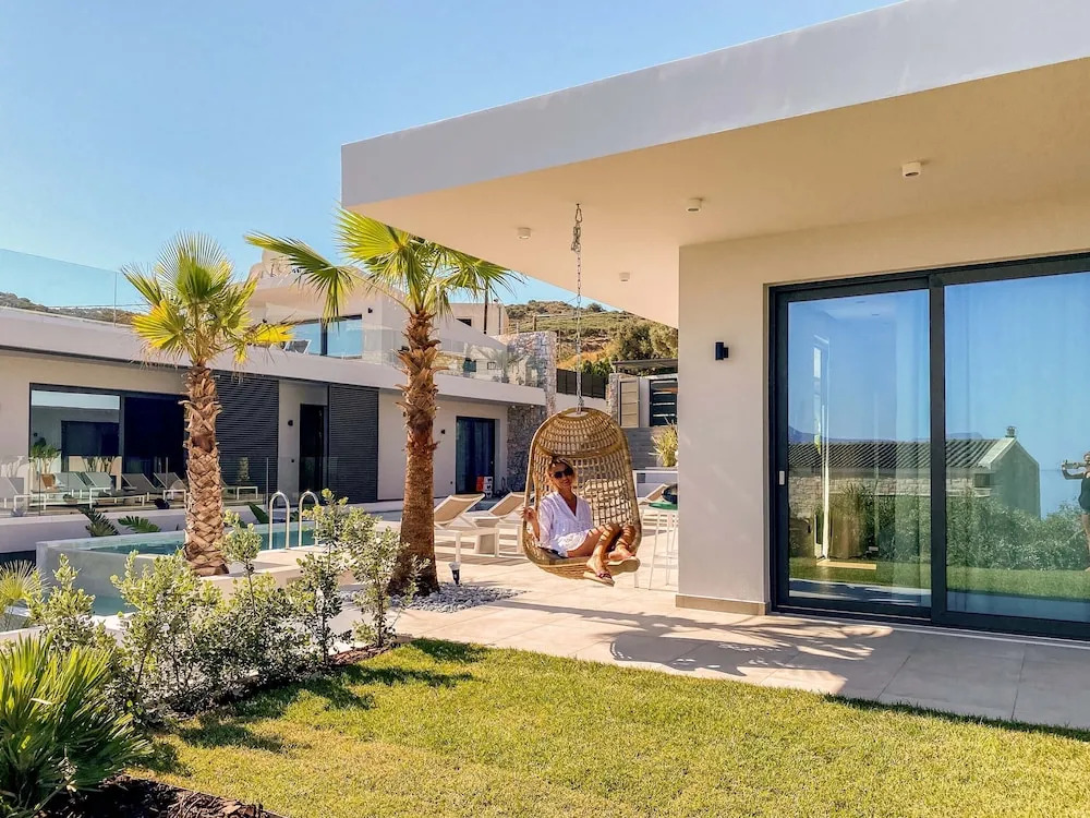 Villa Lydia I Superb views, two pools, next to the city