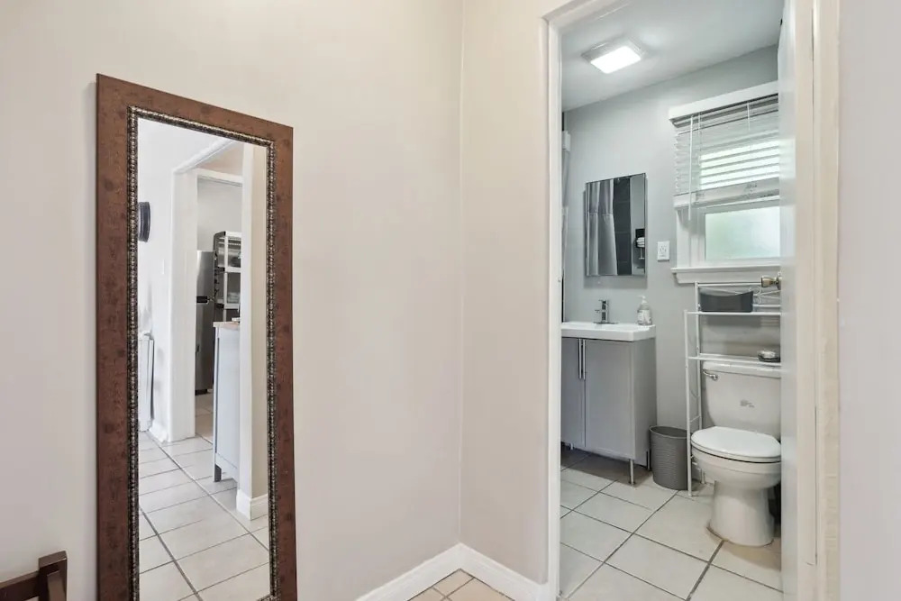 Hollywood Gem 1 Bedroom Apts by RedAwning